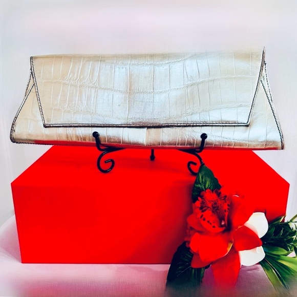 KENNETH COLE ~ Women's gold/silver embossed magnetic closure clutch bag - Picture 1 of 7